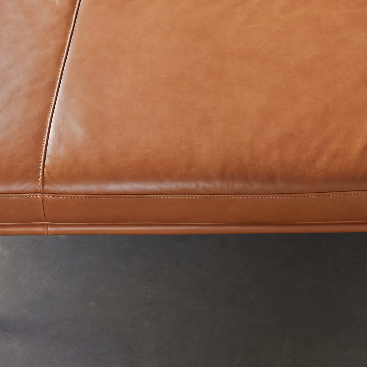 Outline daybed