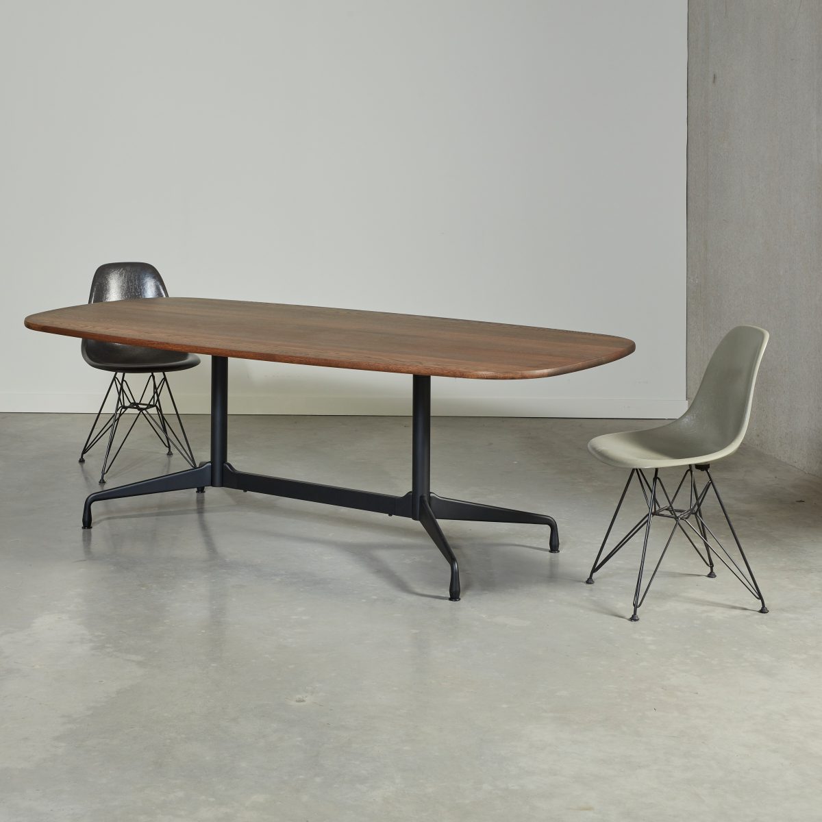 Ondenkbaar uitrusting Silicium Eames table : Kasstoor | Sophisticated Amsterdam Living